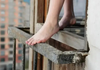 Ақтауда әйел адам 5-қабаттан құлап кетті