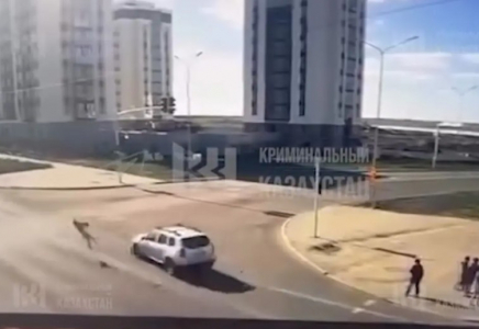 Астанада жолға жүгіріп шыққан баланы көлік оншақты метр жерге ұшырып кеткен (ВИДЕО)