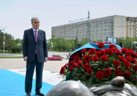 Тоқаев Әлия Молдағұлованың мемориалдық кешеніне гүл шоқтарын қойды