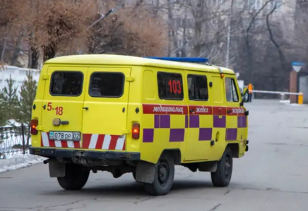 Атырау облысындағы әкімдіктің аула сыпырушысы оқыстан ауыр жарақат алған: қазір ауруханада
