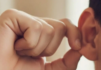 Қызылқоғада 25 жастағы ұлына араша түскен әке баласымен жасты жігіттің құлағын кесіп алған