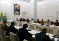 Қорғаныс министрі қаза тапқан және зардап шеккен әскери қызметшілердің туыстарымен кездесті