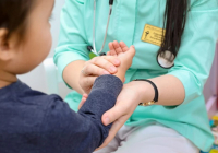 "Екпесі жоқ балаларды ауруханаға жатқызбайды": Дәрігер жауап берді