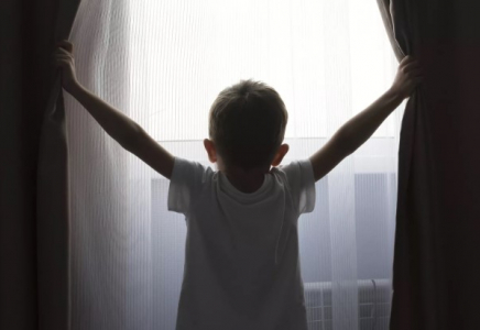 Ақтөбеде екі бала терезеден құлап кетті