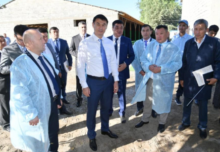 Дархан Сатыбалды отырарлық шаруалармен кездесті