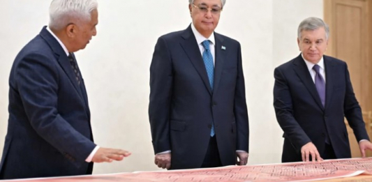 Шавкат Мирзиёев Қасым-Жомарт Тоқаевқа бірқатар тарихи құжатты тапсырды 