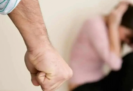 Таразда ер адам баласының көзінше әйелді соққыға жықты