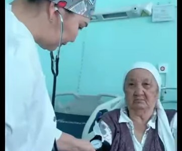 Шымкентте 106 жастағы кейуана инсульттен кейін қайта оңалды