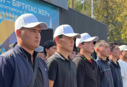 ​Шымкенттен кезекті сарбаздар легі әскерге аттанды