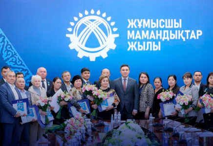 ​ШЫМКЕНТТІҢ ЕҢБЕК АДАМДАРЫНА ҚҰРМЕТ КӨРСЕТІЛДІ