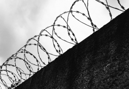 Атырауда балаларды зорлаған ер адамның жаназасына жүздеген адам жиналды: Олар оның не үшін сотталғанын білмеген