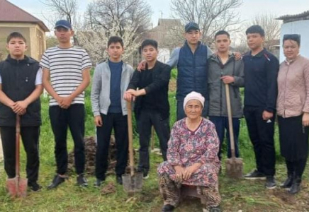 «ӨНЕГЕЛІ ҰРПАҚ»: Ордабасылық жастар қарт ананың ауласын тазартып берді
