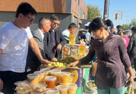 ТҮРКІСТАН: Жәрмеңкеге 30 тоннадан аса өнім қойылды