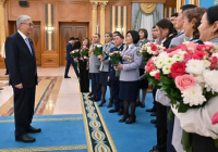 Президент қызметкерлерге пәтер кілтін табыстады