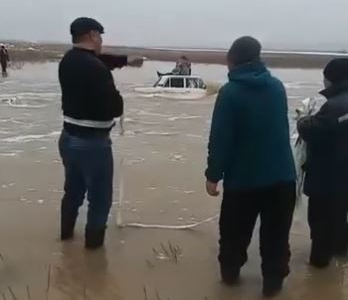 ТҮРКІСТАН: 3 азаматты құтқарған әкім суға беліне арқан байлап түскен