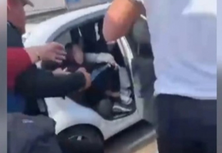 Жамбыл облысында бір топ жігіт көпшіліктің көзінше қыз алып қашқан Жамбыл облысында бір топ жігіт көпшіліктің көзінше қыз алып қашқан