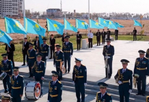​РЕСПУБЛИКА КҮНІ: ШЫМКЕНТТЕ 100 МЕТРЛІК ТУ ТҰҒЫРЫНА МЕМЛЕКЕТТІК ТУ КӨТЕРІЛДІ