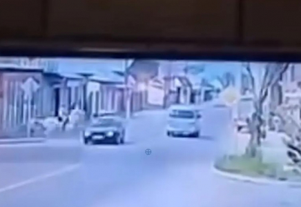 Таразда атқа мініп, шауып келе жатқан 7 жастағы бала көлікке соғылып қалды (ВИДЕО)