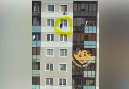 Елордада көпқабатты үйден секіргелі тұрған бозбала құтқарылды