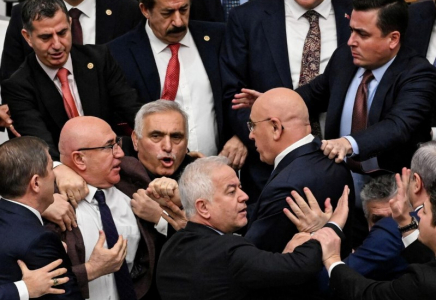 Түркия парламентінде депутаттар төбелес шығарды