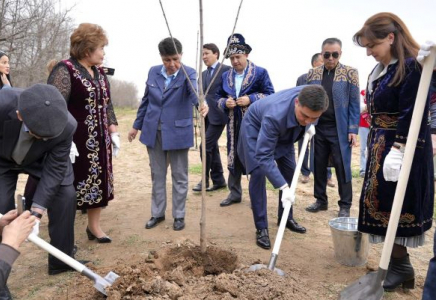 ​ЖАҢАРУ КҮНІ: Шымкентте әкімнің қатысуымен Асқаров атындағы дендросаябақта үйіңкі көшеттері отырғызылды