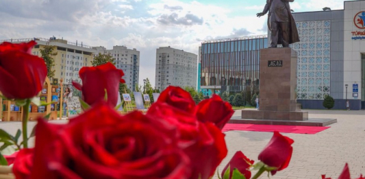 Түркістанда Абай Құнанбайұлының туған күніне орай ескерткішке гүл шоқтарын қою рәсімі өтті