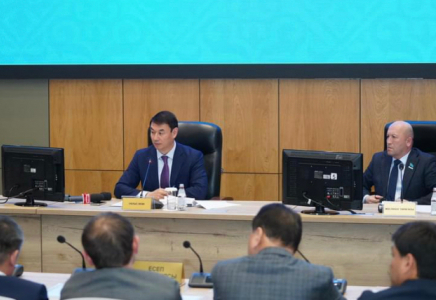ТҮРКІСТАН: Облыс әкімі депутаттарды қоғамды дамытуға шақырды