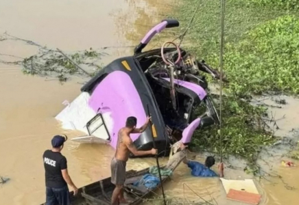 Камбоджада автобус өзенге құлап, 13 адам қаза тапты