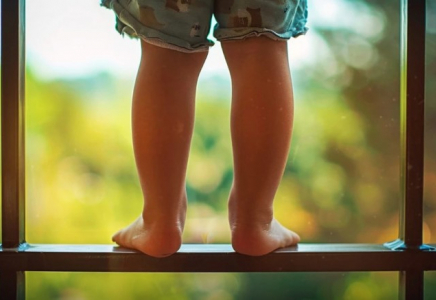 Жедел жәрдем жеткенімен кеш болды: Астанада бала терезеден құлап кетті 