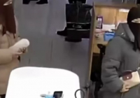 Ақтөбеде 2 қыз дүкен сөресінен бірнеше смартфонды қолды еткен