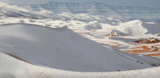 ​Сахарада қар жауды: Әлемдегі ең ыстық шөл әп-сәтте аппақ қарға оранды 