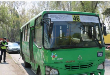 Алматыда жүк көлігі мен жолаушылар автобусы соқтығысты