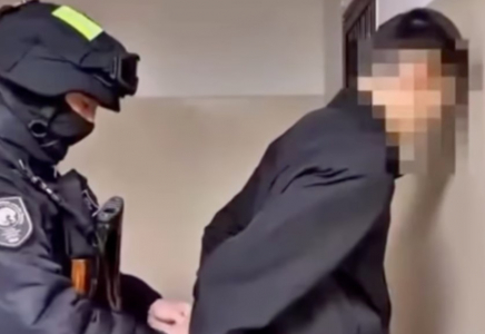 Қостанайлық полицейді ұрған жігіттердің кешірім сұраған видеосы желіде тарады