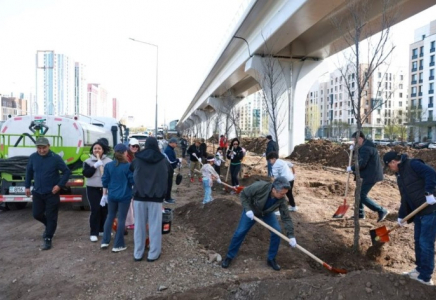 «Таза Қазақстан»: ОКҚ қызметкерлері Астанада ағаш отырғызды