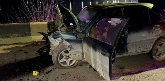 Екі адам көз жұмды: Өскеменде көлікті айдап кеткен жүргізуші жол апатына түсті