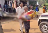 Ер адам қарындасының қайтыс болғанын дәлелдеу үшін банк қызметкерлеріне оның мәйітін көтеріп әкелген