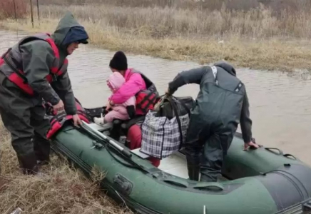 Ақтөбе қаласында Қарғалы өзені көтеріліп, адамдар эвакуацияланып жатыр