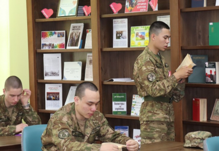​Шымкентте әскери қызметшілер Ұлттық кітап күні аясында кітапханаға барды