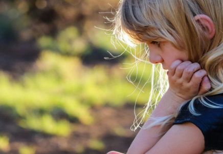 «Балақай ауыр хәлде»: Ақтөбелік жүргізуші 8 жасар қызды қағып кеткен