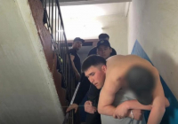 Өскеменде ер адам тұрғын үйдің шатырынан секіріп кете жаздады 