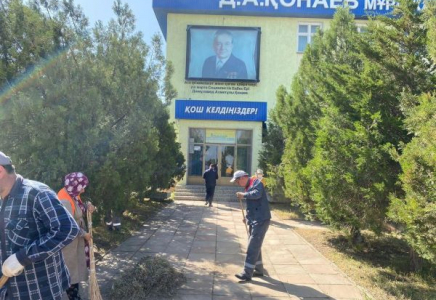 В рамках недели «Өнегелі ұрпақ» были организованы уборочные работы во дворе музея Д.Конаева