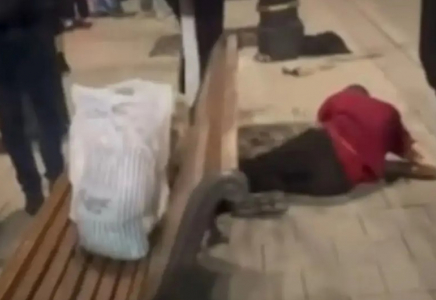 Астанада бір топ ер мен әйел вокзал маңында үй-күйсіз адамды тепкілеп кетті (ВИДЕО)