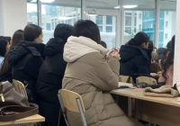 «Тоңғаннан ерніміз көгеріп кетті»: Астанада студенттер сырт киімін шешпей оқуға мәжбүр болған (ФОТО)