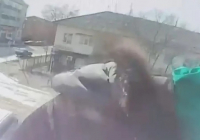 Ақтөбеде зейнеткер әйел 2-қабаттан секірмек болды: оқиғаның видеосы жарияланды