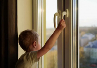 Атырауда 2 жастағы бала бесінші қабаттан құлап, мерт болды