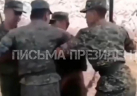 "Балағаттап, бетінен бірнеше рет ұрған": Желіде әскери қызметкерлердің төбелесіп жатқаны түсірілген видео тарады