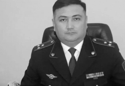 Өскемендегі бір мектепте коронавирустан көз жұмған полицейдің құрметіне сынып ашылды Өскемендегі бір мектепте коронавирустан көз жұмған полицейдің құрметіне сынып ашылды