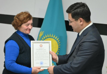 ТҮРКІСТАН: 40 жылдан бері көше тазалығына үлес қосып жүрген патриотқа құрмет көрсетілді