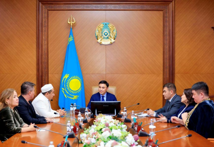 ШЫМКЕНТ: қала әкімі «Арманда» форумының спикерлерімен кездесті