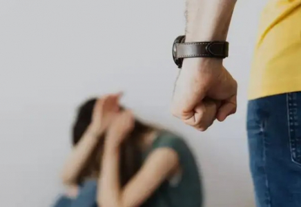 Мәжіліс тұрмыстық зорлық-зомбылыққа жазаны күшейтуді мақұлдады